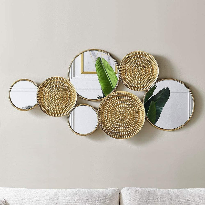 Home decoration metal wall ornaments, a mirror with multiple circular lenses, large modern wall art sculptures for decoration, suitable rooms, offices, and bedrooms. Dimensions: 45.3 x 1.9 x 21.6 inches. Made of gold material. J2676